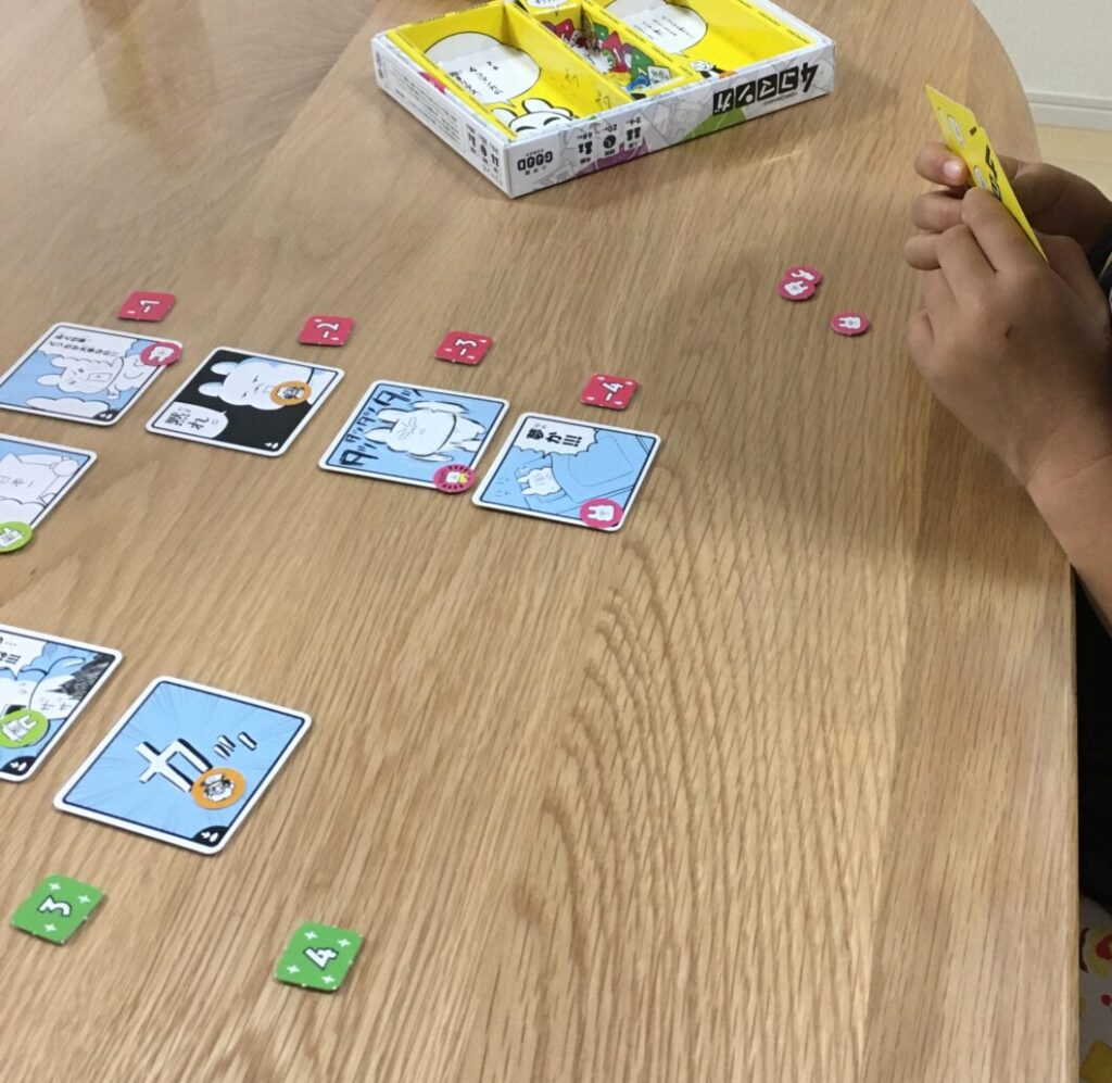 「4コママンガ」ゲームプレイ中の様子