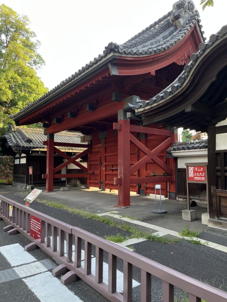 東大赤門(構内より撮影)